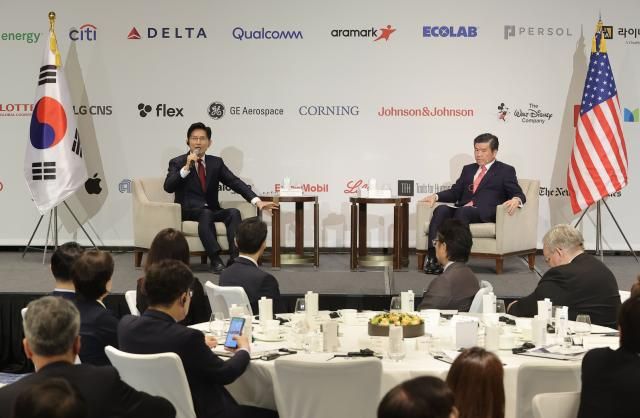 김문수 국민의힘 대선 후보가 19일 서울 종로구 포시즌스 호텔에서 열린 주한미국상공회의소암참 간담회에서 제임스 김 암참 회장과 대담을 하고 있다 사진연합뉴스