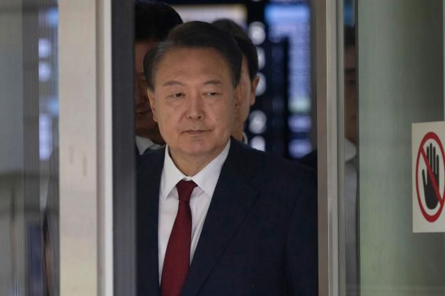 윤석열 전 대통령이 19일 서울 서초구 서울중앙지방법원에서 열린 내란 우두머리 혐의 직권남용 권리행사방해 혐의 사건 4차 오전 공판을 마친 후 법원을 나서고 있다 사진연합뉴스