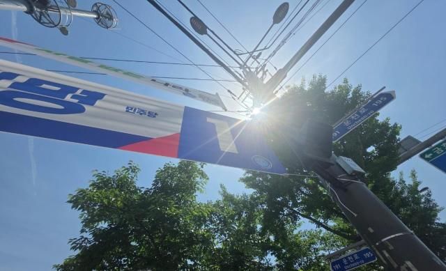 광주 서구 상무지구 사거리에 걸려 있는 이재명 더불어민주당 대선 후보 현수막 사진신진영 기자