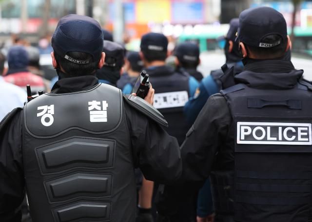 편의점 인근에서 경찰이 분주하게 이동하는 모습 사진연합뉴스