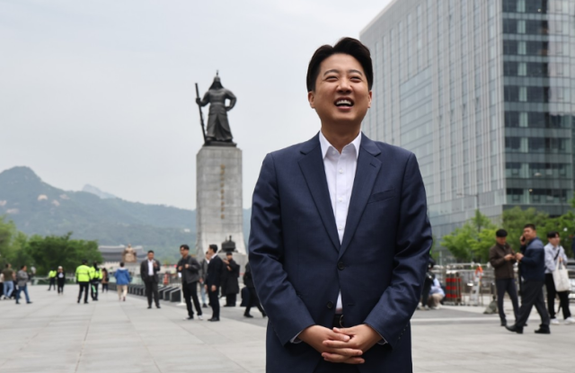 이준석 개혁신당 대선 후보가 19일 오전 서울 광화문광장에서 기자회견을 마친 후 시청으로 이동하며 밝은 표정을 짓고 있다 사진연합뉴스