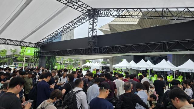 19일현지시간 대만 타이베이에서 열리는 젠슨황 엔비디아 최고경영자CEO의 컴퓨텍스 2025 기조연설을 보기 위해 몰려든 취재진들 사진이성진 기자