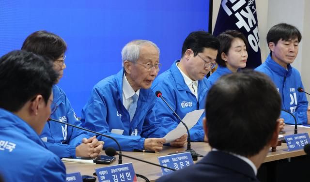 더불어민주당 윤여준 총괄선대위원장이 14일 서울 여의도 민주당 중앙당사에서 열린 중앙선거대책위원회의에서 발언하고 있다사진연합뉴스