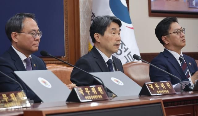 이주호 대통령 권한대행 부총리 겸 교육부 장관이 2일 정부서울청사에서 임시 국무회의를 하고 있다 202552 사진연합뉴스 