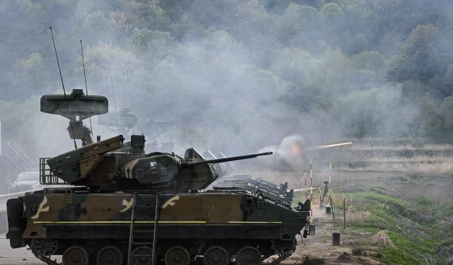 2기갑여단 비호복합이 표적기를 향해 30mm 대공포를 발사하는 모습 사진육군