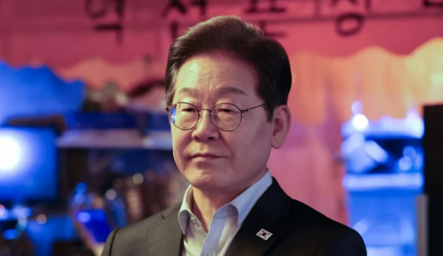 이재명 더불어민주당 대선 후보가 지난 1일 서울 종로구의 한 포차 식당에서 비非전형 노동자들과의 간담회를 마친 뒤 대법원의 공직선거법 위반 관련 파기환송 선고에 대한 입장을 밝히고 있다 사진연합뉴스 