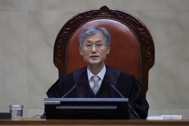 조희대 대법원장이 지난 1일 더불어민주당 이재명 대선 후보의 공직선거법 사건 전원합의체 선고를 위해 서울 서초구 대법원 대법정에서 장내 정돈을 선언하고 있다 사진연합뉴스