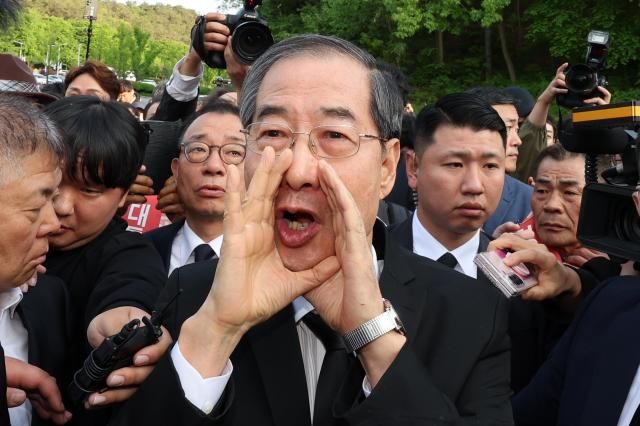 2일 오후 광주 북구 국립 5·18 민주묘지를 찾은 한덕수 전 총리가 광주비상행동 등 시민·사회단체 관계자들의 반발에 가로 막히자 저도 호남 사람이라며 참배를 호소하고 있다 사진연합뉴스