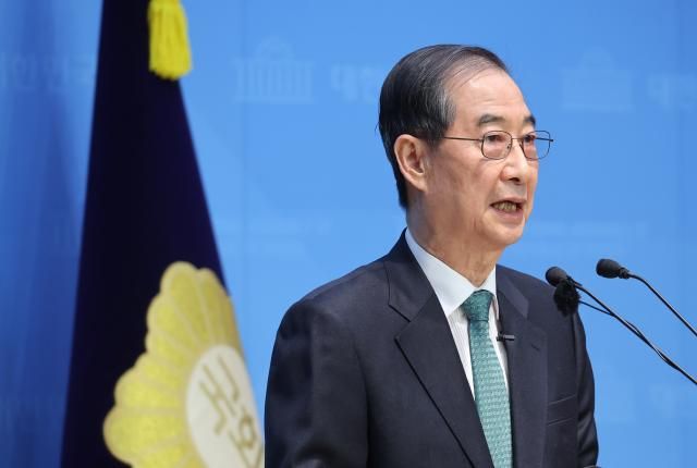 한덕수 전 국무총리가 2일 서울 여의도 국회 소통관에서 대통령 선거 출마를 선언하고 있다 사진연합뉴스