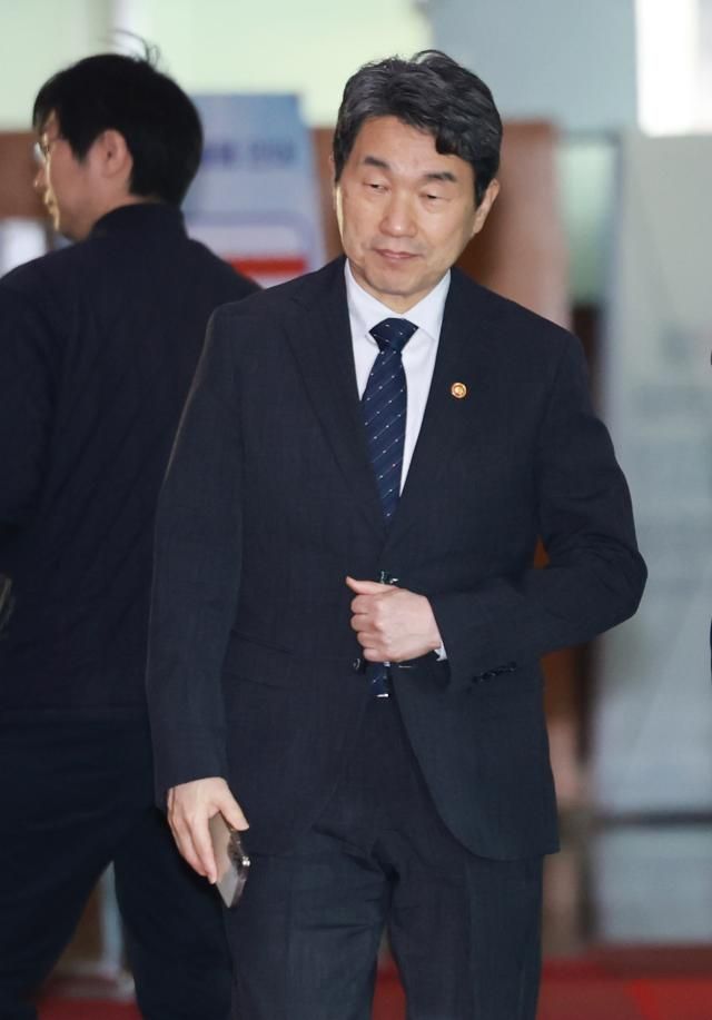 이주호 대통령 권한대행 부총리 겸 교육부 장관이 2일 정부서울청사로 출근하고 있다 202552 사진연합뉴스 