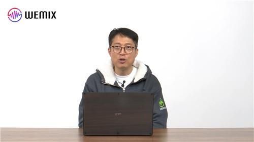 김석환 위믹스 대표가 2일 위믹스 상장폐지 관련 긴급 성명을 발표하고 있다 사진연합뉴스