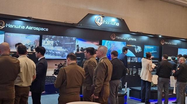 지난 4월 28일현지시각 칠레 산티아고에서 KOTRA와 주칠레 대한민국 대사관 주관으로 개최된 Korea Defense Day 2025에 행사에 마련된 한화 방산 3사 부스 전경