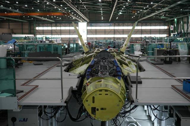 조립 중인 KF-21 최초양산 1호기 사진방위사업청 