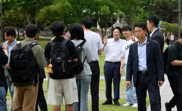 20일 광주 북구 전남대학교 학생회관 앞에서 이준석 개혁신당 대선 후보 학생들 한명 한명과 기념사진을 찍고 있다 사진연합뉴스