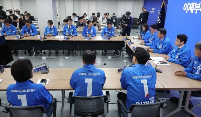 더불어민주당 중앙선대위 윤호중 총괄본부장이 20일 서울 여의도 민주당사에서 열린 제5차 총괄본부장단회의에서 발언하고 있다 사진연합뉴스