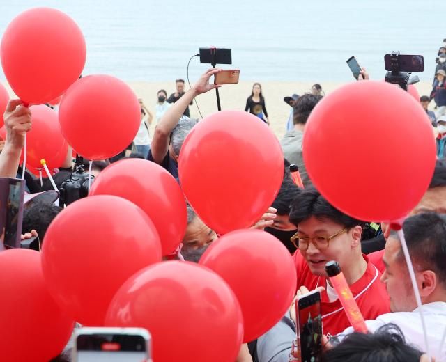 한동훈 전 국민의힘 대표가 20일 오후 부산 수영구 광안리해수욕장을 찾아 취재진 질문에 답하고 있다 한 전 대표는 공식선거운동 이후 이날 첫 현장유세에 나섰다 사진연합뉴스