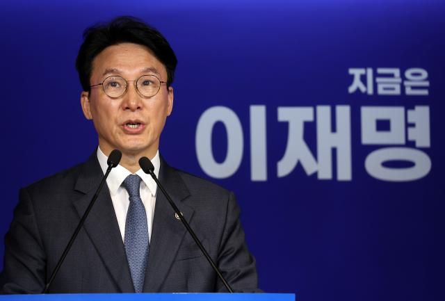 지난 11일 서울 영등포구 더불어민주당사에서 김민석 상임 공동선대위원장이 국민의힘 김문수 대선 후보 확정 관련 입장 발표 기자회견을 하고 있다 사진연합뉴스