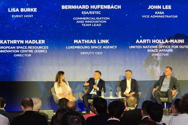 존 리 우주항공임무본부장왼쪽에서 두 번째이 지난 19일 룩셈부르크에서 개최된 ‘2025 우주자원주간Space Resources Week’에 참석해 협력방안을 논의하고 있다 사진우주항공청 