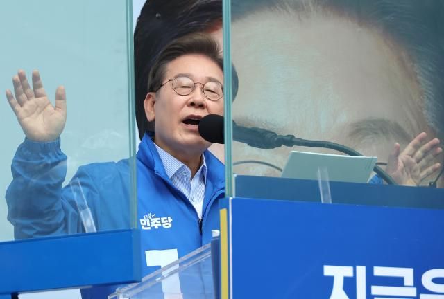 이재명 더불어민주당 대선 후보가 20일 경기 의정부 로데오 거리에서 열린 유세에서 시민들에게 지지를 호소하고 있다 사진연합뉴스