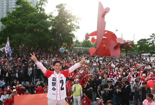 국민의힘 김문수 대선 후보가 20일 경기 하남시 스타필드 하남 인근에서 유세를 하고 있다 사진연합뉴스