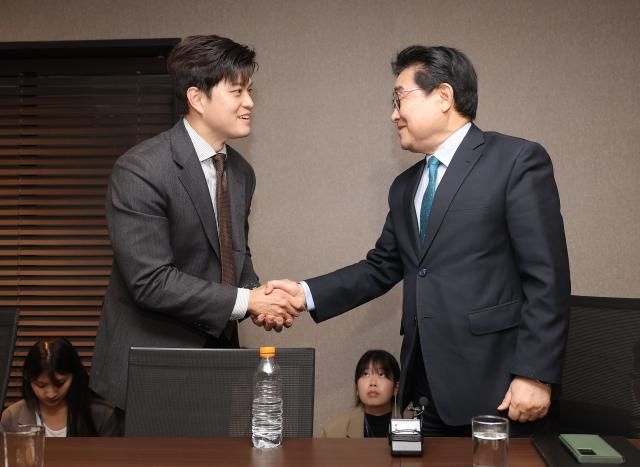 김용태 국민의힘 비상대책위원장과 전병헌 새미래민주당 대표가 20일 서울 여의도 켄싱턴호텔에서 만나 악수하고 있다 사진연합뉴스