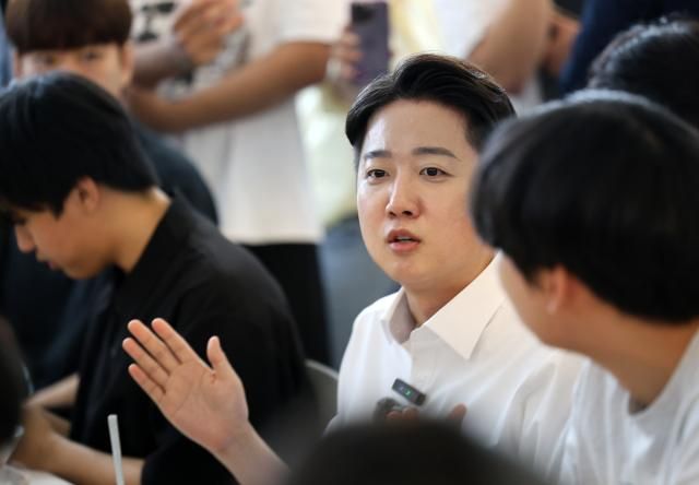 이준석 개혁신당 대선 후보가 20일 광주 동구 전남대학교에서 진행한 학식먹자 이준석 행사에서 학생들과 점심을 먹으며 대화를 나누고 있다 사진연합뉴스 