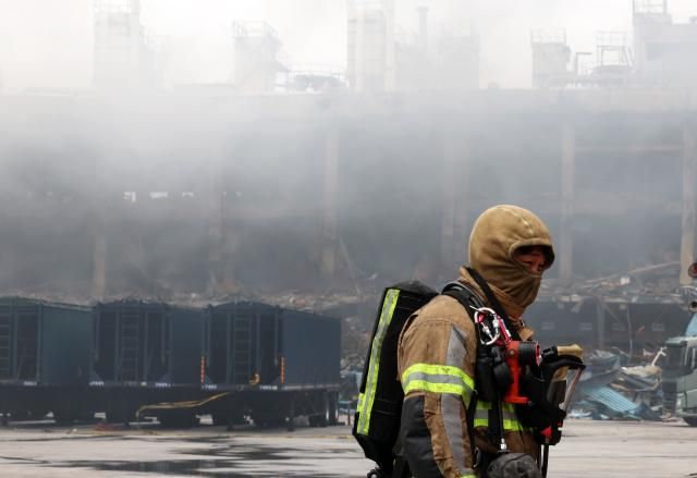 19일 광주 광산구 금호타이어 광주공장에서 소방대원이 잔불 진화를 위해 화재 현장으로 향하고 있다 사진연합뉴스