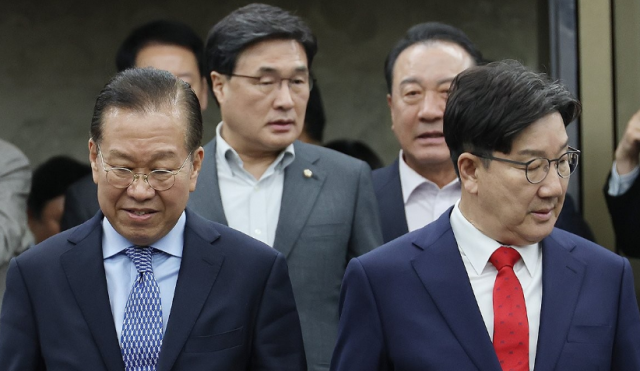 왼쪽부터권영세 국민의힘 비상대책위원장과 권성동 국민의힘 원내대표 사진연합뉴스