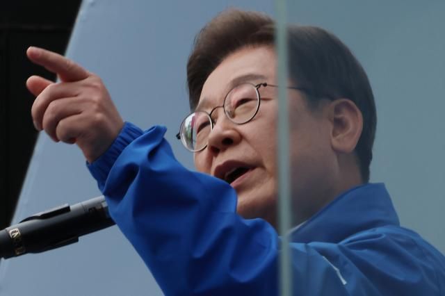 더불어민주당 이재명 대선 후보가 19일 서울 영등포구 타임스퀘어에서 열린 유세에서 방탄유리가 설치된 유세차에 올라 지지를 호소하고 있다 사진연합뉴스