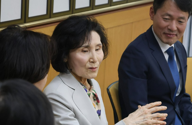 김문수 국민의힘 대선 후보 부인 설난영 여사가운데가 지난 18일 광주광역시에 있는 광주양림교회를 방문 김현준 목사 등을 만나는 모습 사진연합뉴스