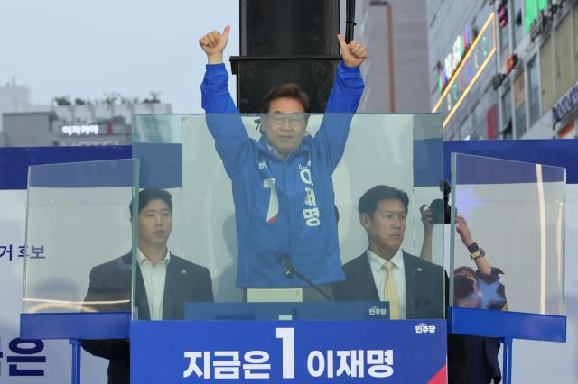 더불어민주당 이재명 대선 후보가 20일 경기 김포시 구래역 문화의거리에서 열린 유세에서 지지자들을 향해 인사하고 있다사진연합뉴스