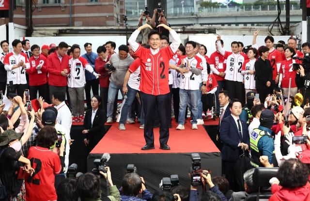 김문수 국민의힘 대선 후보가 지난 19일 서울역 광장 유세에서 시민들에게 지지를 호소하고 있다 사진연합뉴스