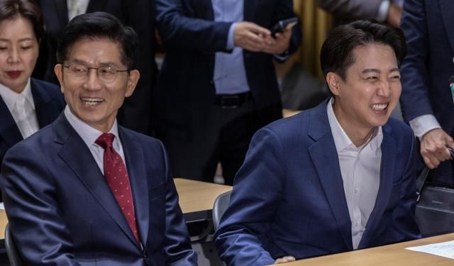 김문수 국민의힘 대선 후보와 이준석 개혁신당 대선후보가 지난 19일 서울 중구 서울시청에서 열린 약자와 동행하는 서울 토론회에 참석해 내빈들과 인사하고 있다 사진연합뉴스