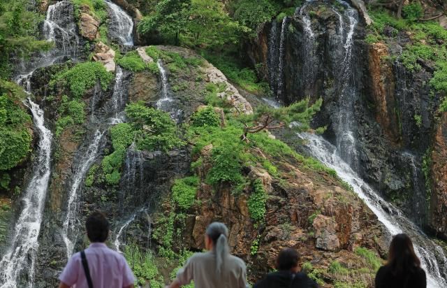 전국 대부분 낮 기온이 25도 이상을 기록하는 등 초여름 날씨를 보인 20일 서울 서대문구 홍제폭포를 찾은 시민과 관광객들이 그늘에서 폭포 풍경을 즐기고 있다 사진연합뉴스