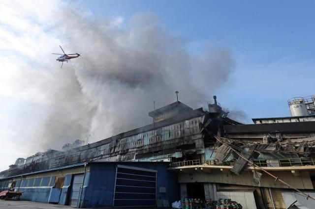 금호타이어 광주공장 화재 발생 이틀째인 18일 소방 헬기가 상공을 돌며 불을 끄고 있다 사진연합뉴스