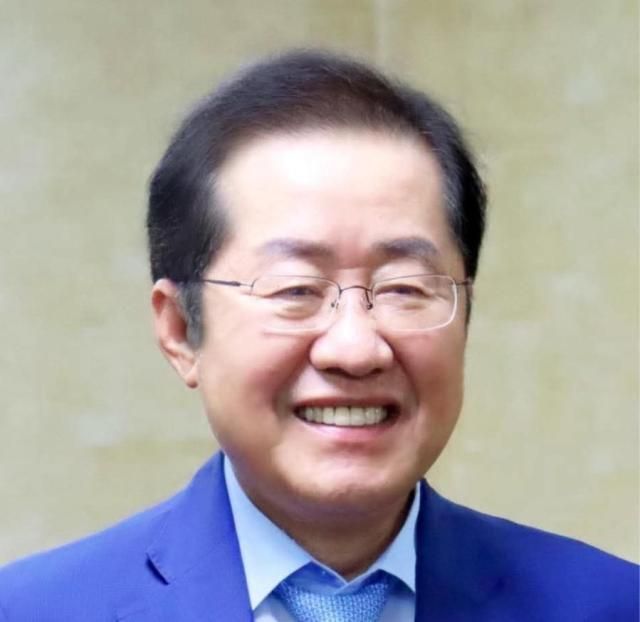 홍준표 전 대구시장이 파란색 넥타이를 착용한 모습 사진홍준표 SNS