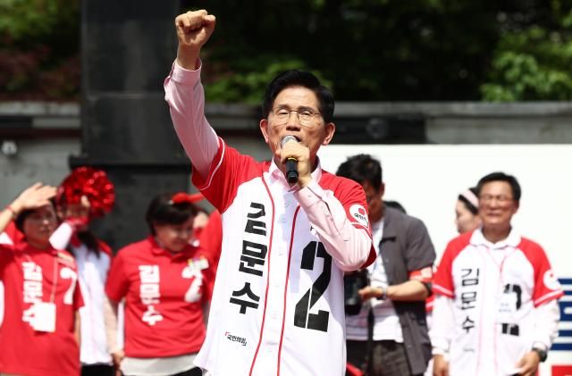 김문수 국민의힘 대선 후보가 20일 서울 서초구 고속터미널역 인근에서 집중유세를 하고 있다 사진연합뉴스
