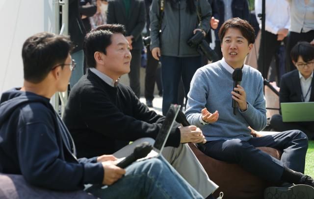 이준석 개혁신당 대선 후보와 안철수 국민의힘 의원이 지난 25일 경기도 성남시 판교역 앞 광장에서 국민의힘 안철수 대선 경선 후보와 함께 주최한 인공지능AI 관련 미래를 여는 단비토크에서 발언하고 있다 사진연합뉴스 