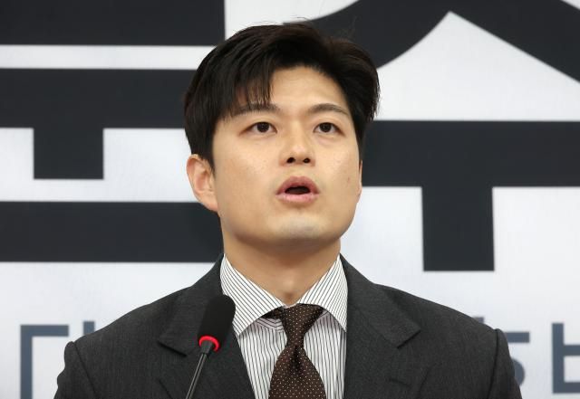 김용태 국민의힘 비상대책위원장이 20일 서울 여의도 국회에서 김문수 후보 배우자 설난영 더불어민주당 이재명 후보 배우자 김혜경 여사 등 대통령 후보 배우자 TV 토론을 제안하고 있다 사진연합뉴스