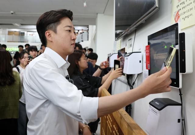 이준석 개혁신당 대선 후보가 20일 광주 북구 전남대학교 학생식당에서 식권을 구입하고 있다 사진연합뉴스