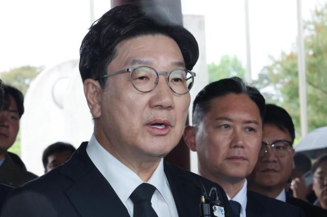 5·18민주화운동 45주년을 이틀 앞둔 16일 권성동 국민의힘 원내대표가 광주 북구 운정동 국립5·18민주묘지를 참배한 뒤 취재진의 질문에 답변하고 있다 사진연합뉴스