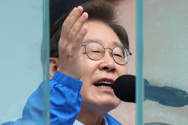 더불어민주당 이재명 대선 후보가 20일 경기 의정부 로데오거리에서 열린 유세에서 시민들에게 지지를 호소하고 있다사진연합뉴스