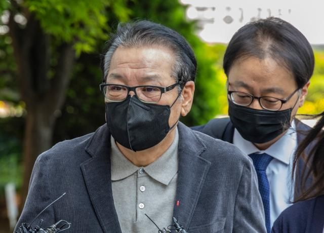 2018년 지방선거 공천헌금 의혹 혐의를 받는 건진법사 전성배 씨가 12일 서울 양천구 서울남부지법에서 열린 1심 두 번째 공판에 출석하고 있다 사진연합뉴스