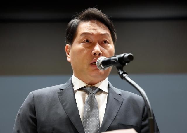 최태원 SK그룹 회장이 7일 서울 중구 SKT타워에서 열린 유심 정보 유출 관련 일일 브리핑에 참석 SK텔레콤에서 일어난 해킹 피해에 대해 사과하고 있다 사진연합뉴스