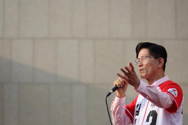 김문수 국민의힘 대선 후보가 20일 경기 하남시 스타필드 하남 인근에서 유세를 하고 있다 사진연합뉴스