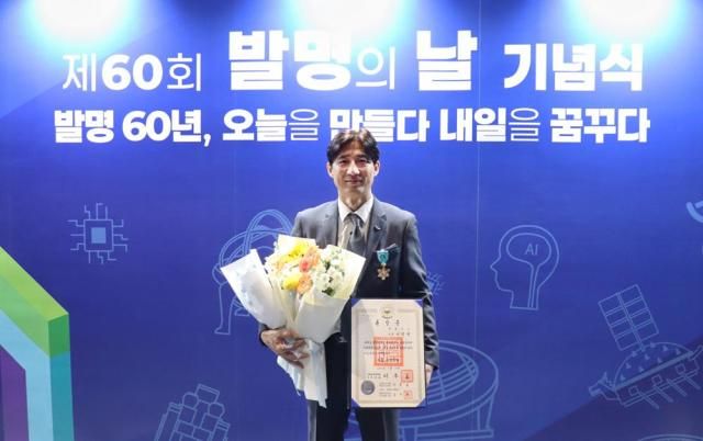 비스-이민성-팀장_발명의날-석탑산업훈장-수상