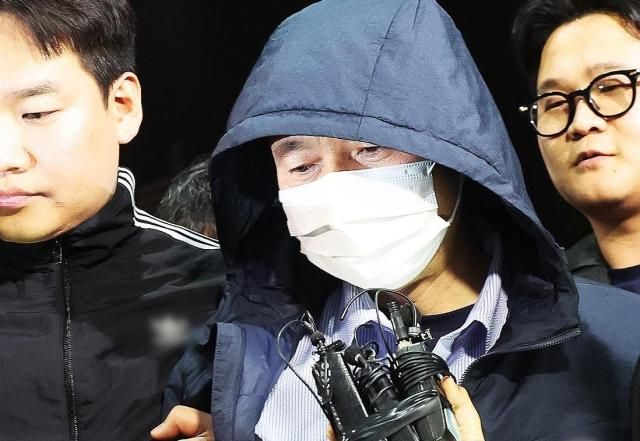 시흥 흉기사건의 용의자인 차철남이 19일 경찰에 긴급체포돼 경기 시흥경찰서로 압송되고 있다 사진연합뉴스