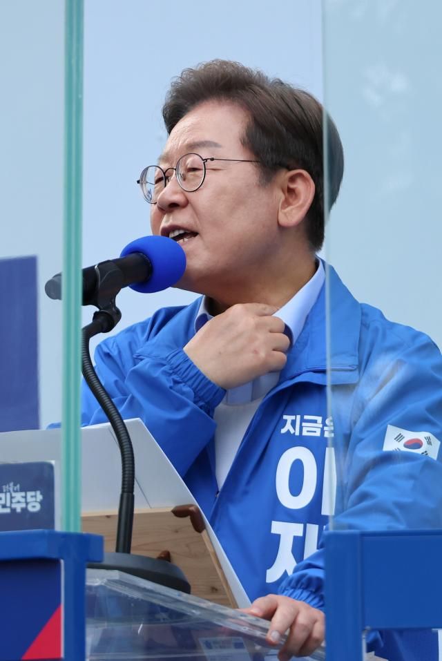 이재명 더불어민주당 대선 후보가 21일 인천광역시 서구 청라동 유세에서 시민들에게 지지를 호소하고 있다 사진연합뉴스