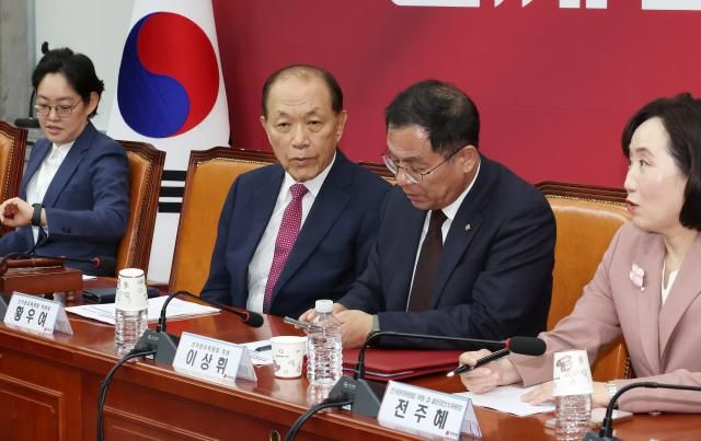 황우여 국민의힘 선거관리위원장왼쪽 두번째이 지난 21일 국회에서 열린 선거관리위원 회의에 참석해 이상휘 위원과 대화하고 있다 사진연합뉴스 