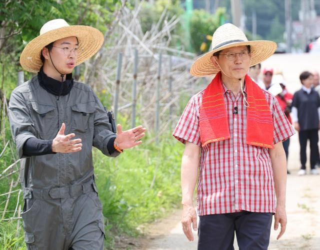 김문수 국민의힘 대선 후보가 21일 경기 고양시 덕양구에서 열린 고양시 청년농업인 모내기 및 새참간담회 행사에 참석하고 있다 사진연합뉴스